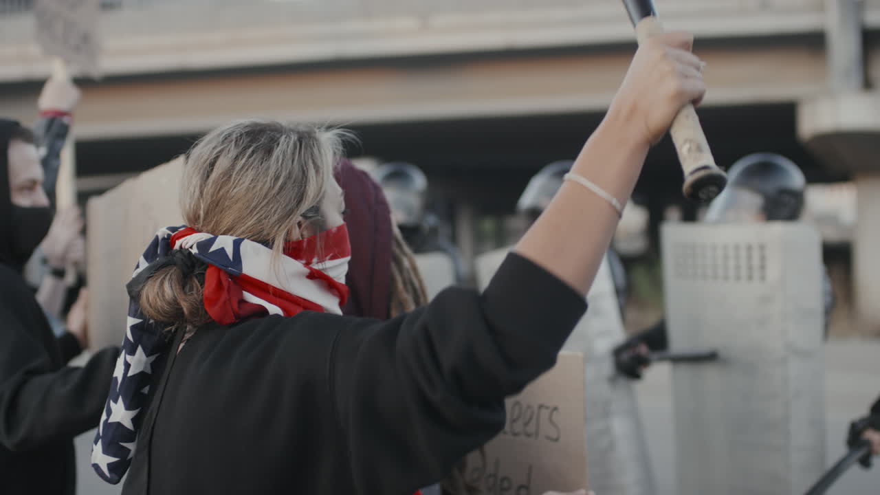 Protesta e rivolta con bandiera americana