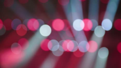 las luces en el escenario están encendidas