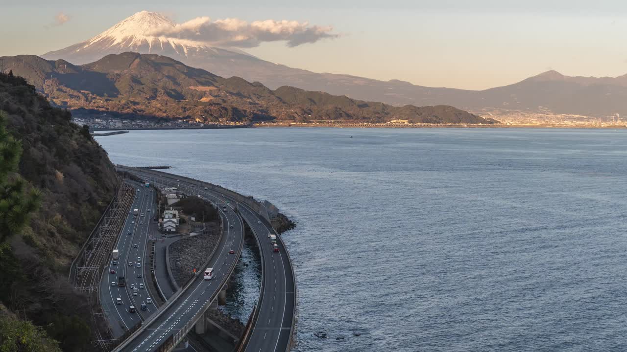 lapso de tiempo del monte fuji, el océano y la carretera desde el paso de satta en shizuoka, japón