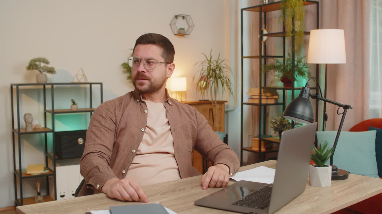 집 사무실 책상에 앉아 있는 을 지 않은 은행 채무 청구서를 보는 노트북을 가진 스트레스를 받은 화가 난 사업가