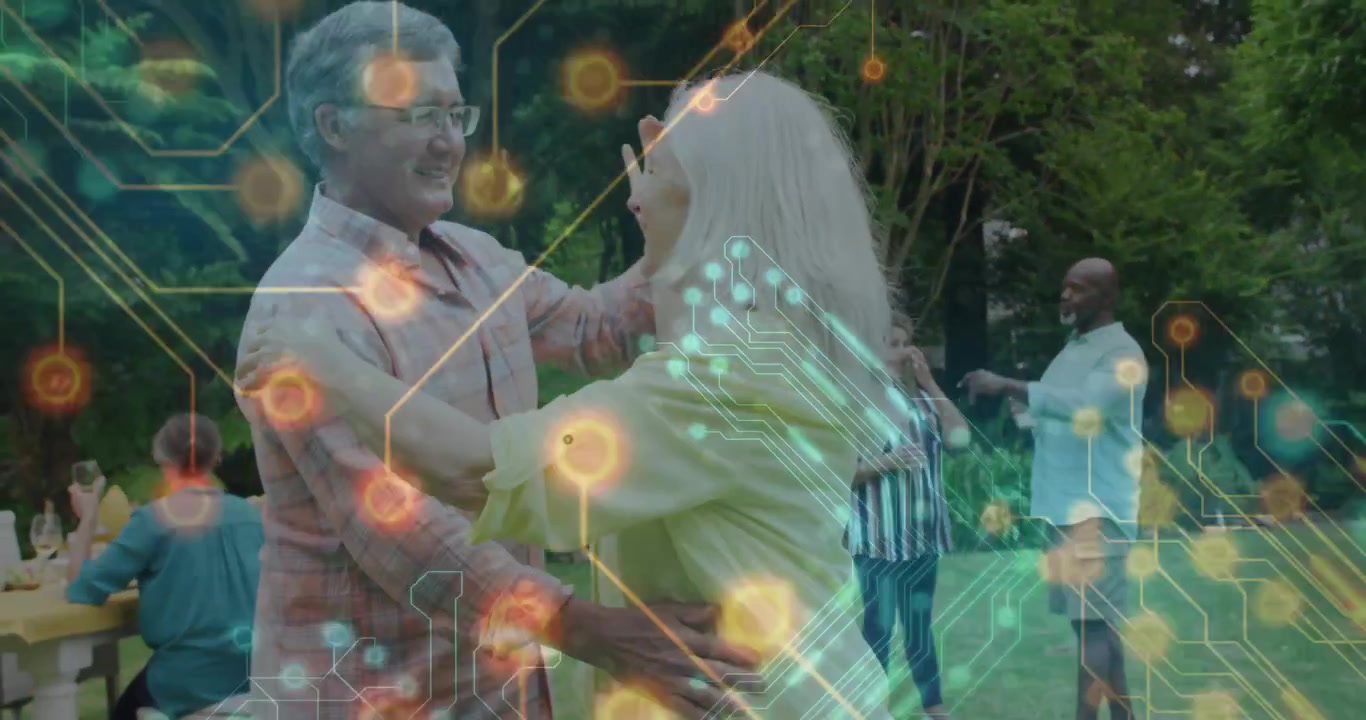 Donna che alza il braccio guidando il partner sotto il braccio a volteggiare e dondolare a un evento sociale attorno a un tavolo da picnic.