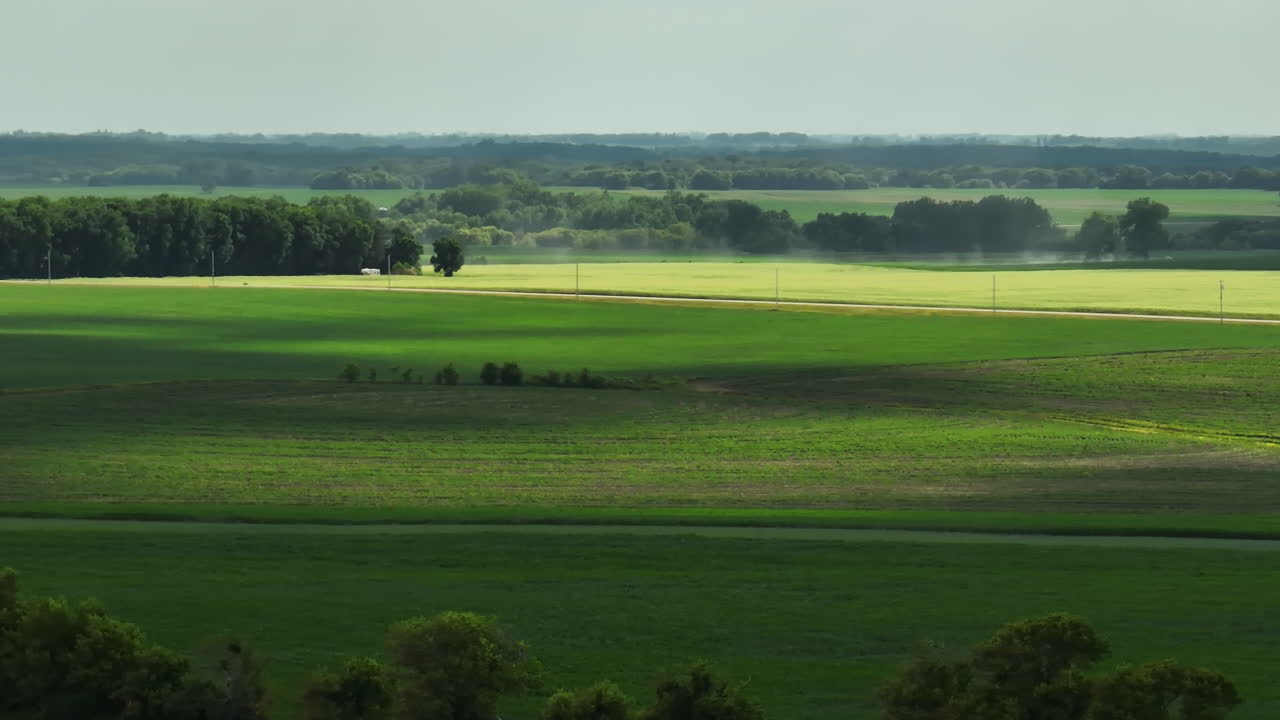 panorama de campos verdes y exuberantes en verano cerca de rochester, minnesota, estados unidos