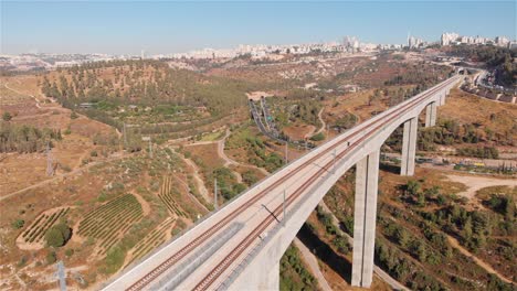 vista aérea de un puente de tren moderno sobre un valle