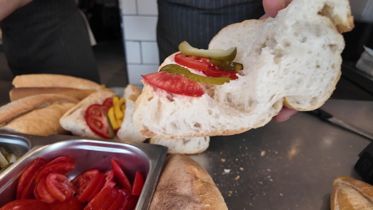 샌드위치를 만들고