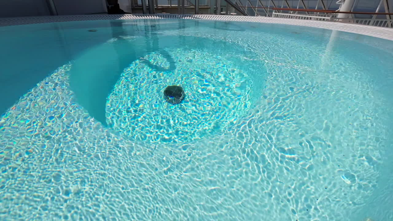 Nærbillede af swimmingpool på krydstogt