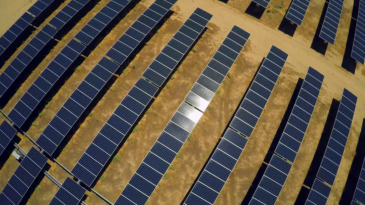 Vista aerea su un vasto impianto fotovoltaico nel deserto della California 5.