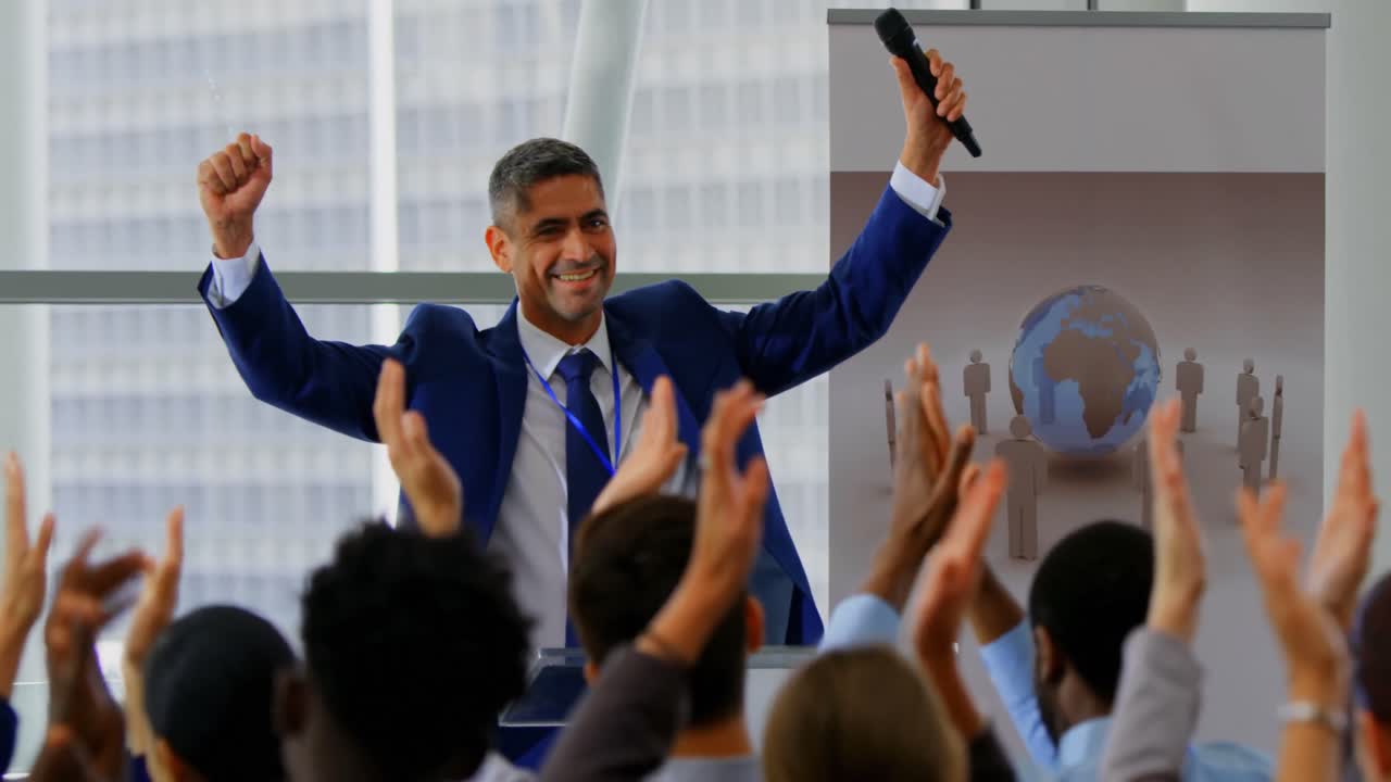 hombre de negocios celebrando su éxito en el seminario de negocios 4k