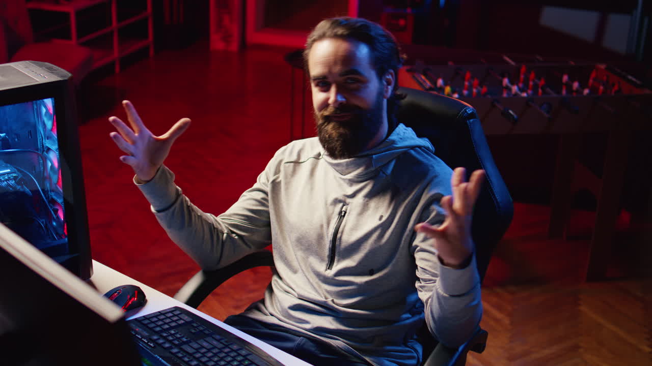 jugador cautivando a los fanáticos durante la transmisión en vivo, interactuando con ellos, hablando sobre sistemas de juego