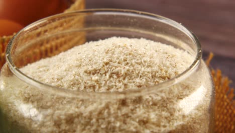 cáscara de psyllium en un frasco de vidrio