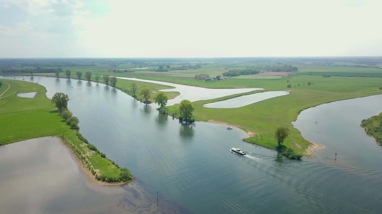 Vista aerea con drone del fiume nei Paesi Bassi, con una barca che sta passando.