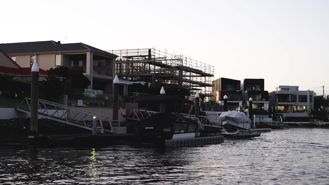 해가 지는 동안 마리나 를 가로질러 항해 하는 배