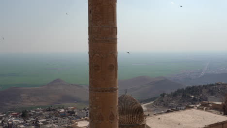 la cámara inclina el minarete histórico de la mezquita mardin ulu, hecho de piedra cortada, de arriba a abajo