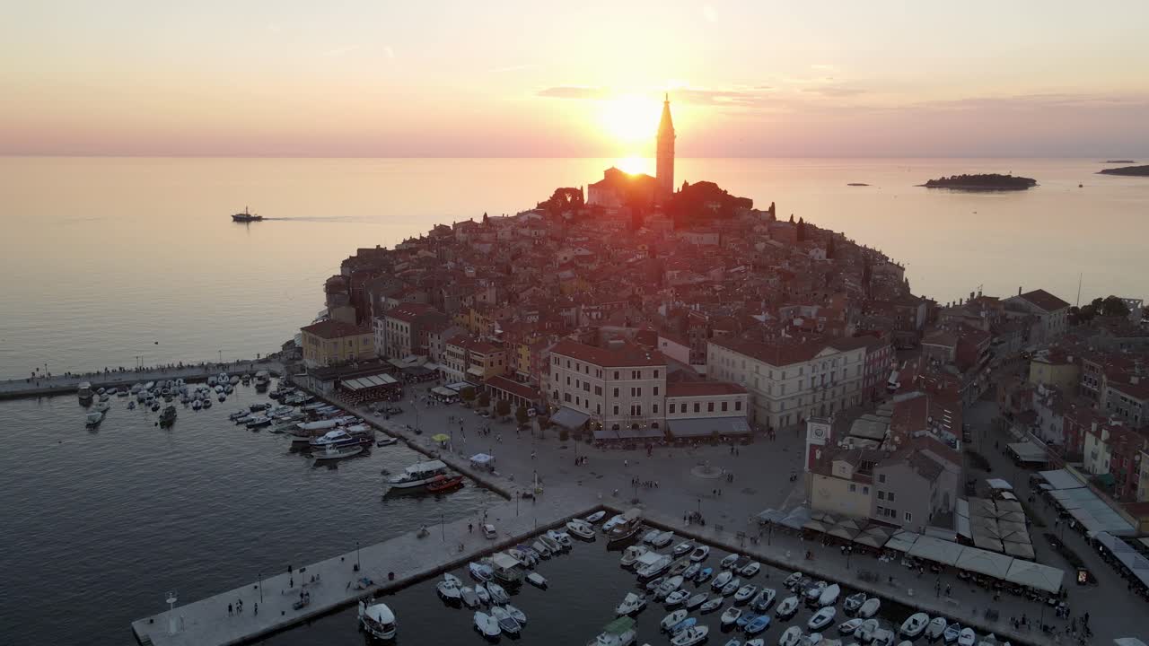 el pequeño puerto pesquero de rovinj, croacia mira la puesta de sol sobre el mar adriático