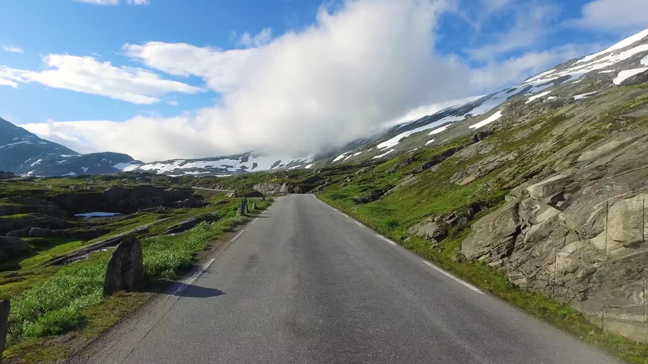 노르웨이 도로에서 차를 운전하다