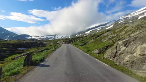conducir un coche en una carretera en noruega