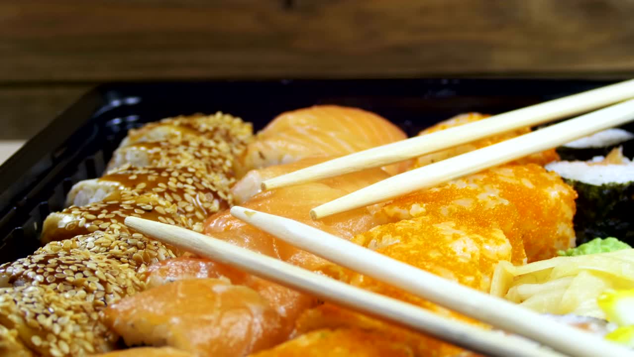 Roll di sushi giapponesi con bacchette in rotazione