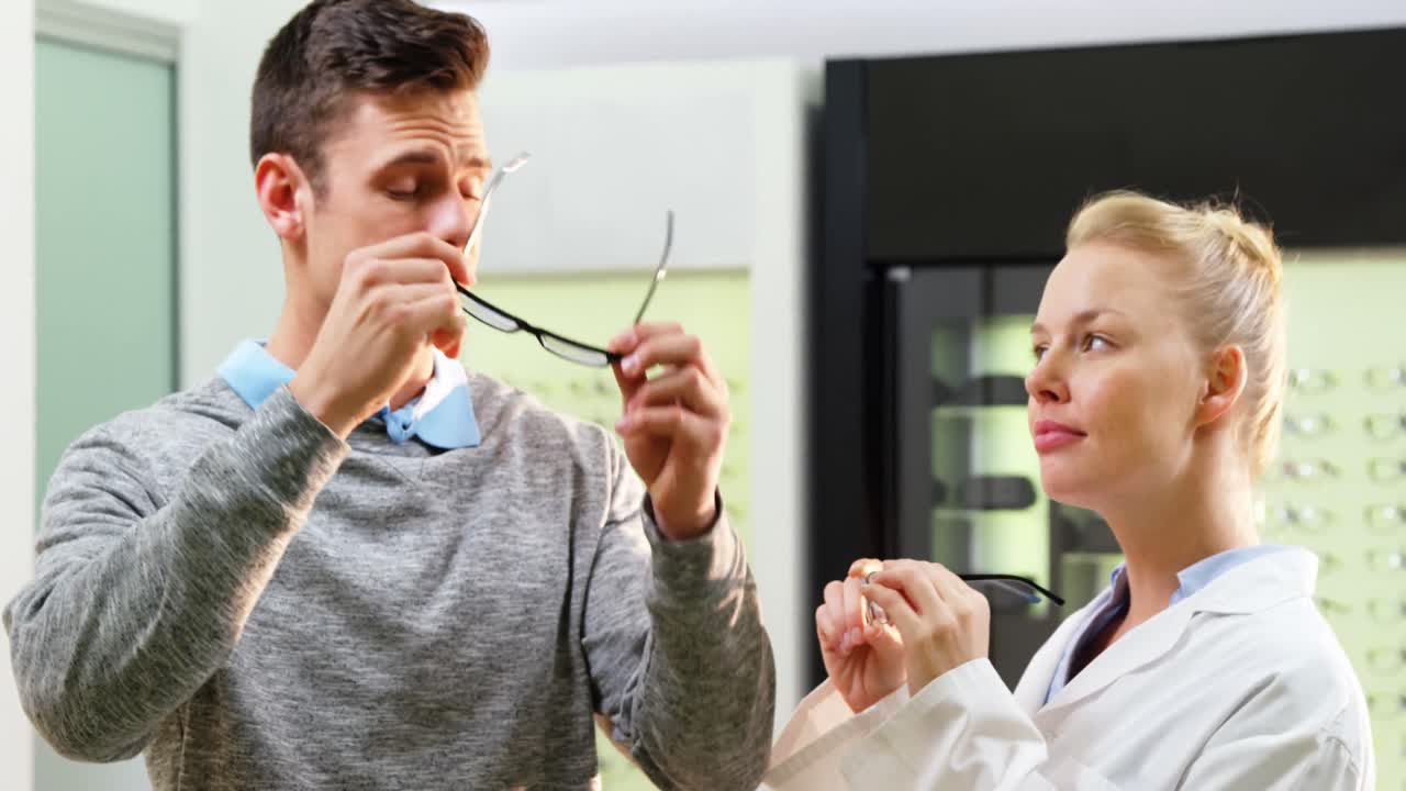 una optometrista prescribiendo gafas a un paciente