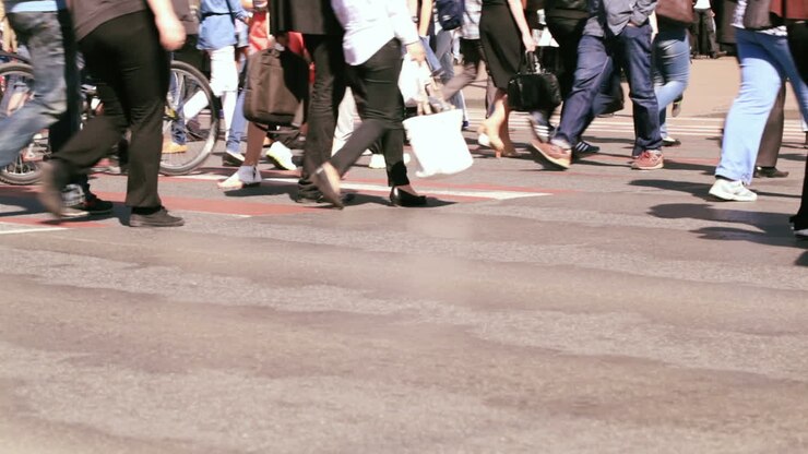 Folla di persone sulle strisce pedonali