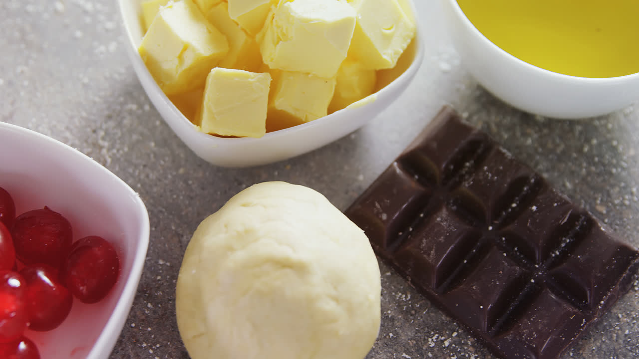 Berbagai bahan kue di meja 4k