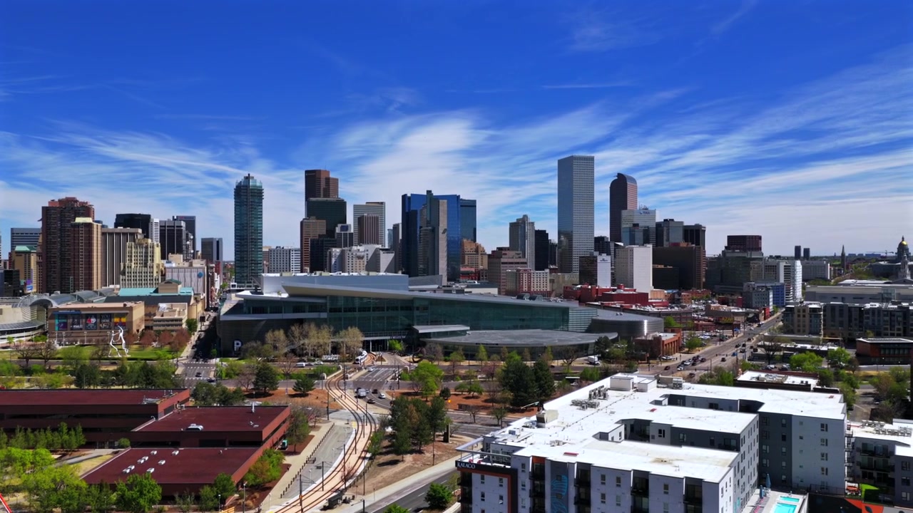 Paesaggio urbano Capitol Hill Downtown Lodo Denver Performing Arts Complex Auraria Campus mattina di primavera soleggiata cielo azzurro Colorado Convention Center drone aereo grattacieli traffico automobilistico panoramica verso l'alto