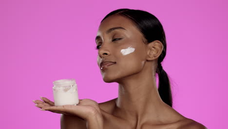 cuidado de la piel, crema para la cara y mujer con un frasco