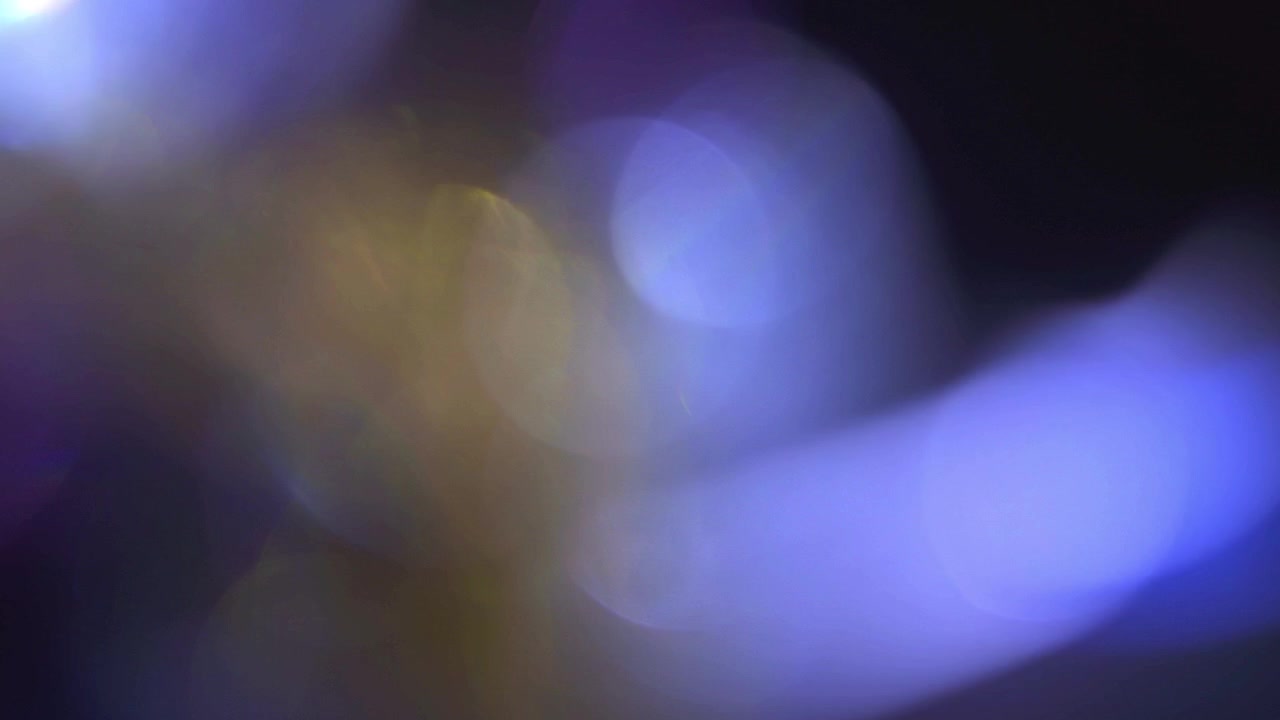 Fughe di luce astratte e sovrapposizioni bokeh su sfondo nero