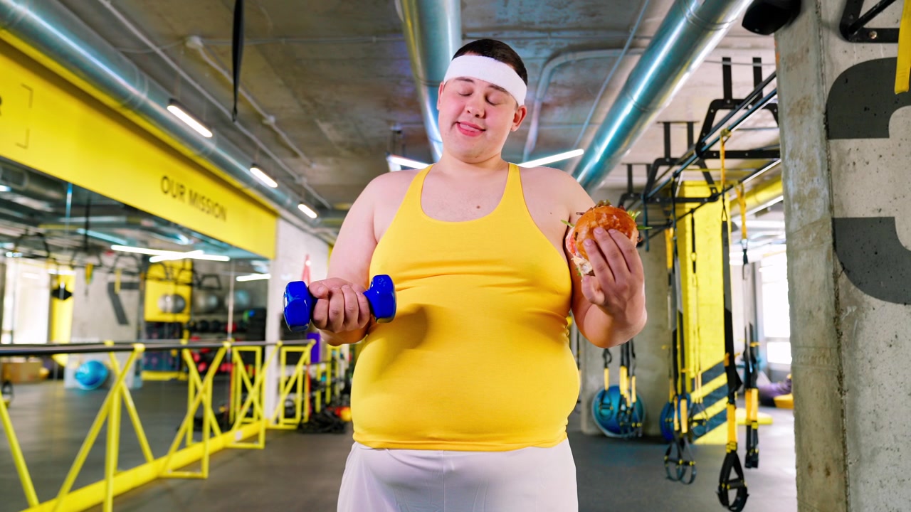Uomo in sovrappeso affronta un dilemma tra manubrio e hamburger in palestra
