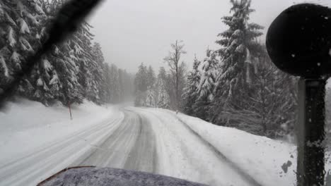 Schneepflug-Klare-Verschneite-Straße