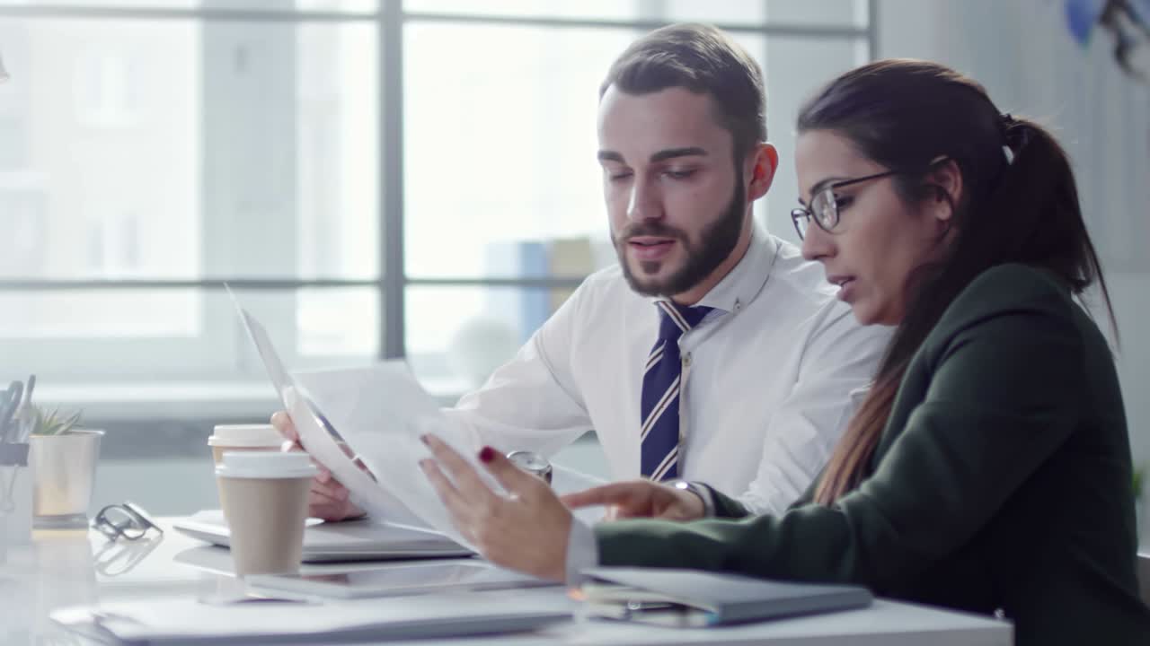 trabajadores de oficina discutiendo documentos