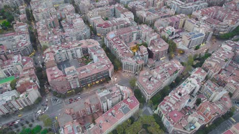 Luftaufnahme-Des-Typischen-Stadtteils-Eixample-In-Barcelona-Mit-Straßen-Im-Gittermuster