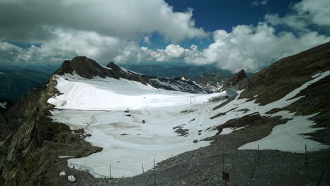 Zeitraffer-Eines-Pistenraupen-Pistenbullys,-Der-Im-Sommer-Auf-Einem-Gletscher-In-Österreich-Arbeitet