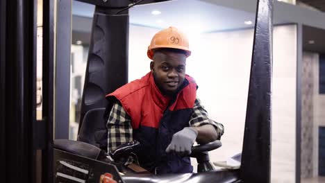 Portrait-of-forklift-operator-in-the-warehouse,-wearing-uniform