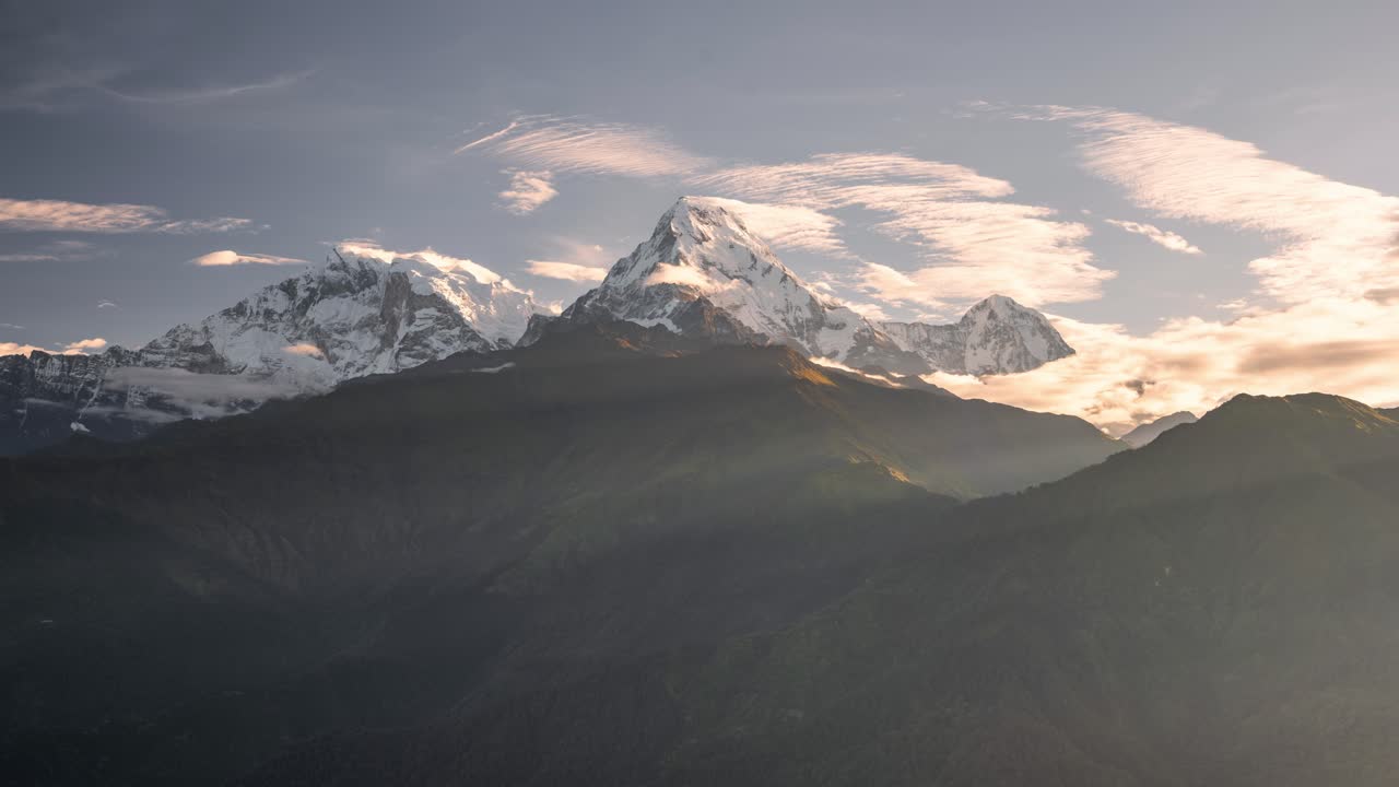 el amanecer las montañas del himalaya el lapso de tiempo en nepal, el lapso del tiempo de la cordillera nevada al amanecer con nubes moviéndose en una hermosa luz naranja dorada, hermosos picos de invierno cubiertos de nieve