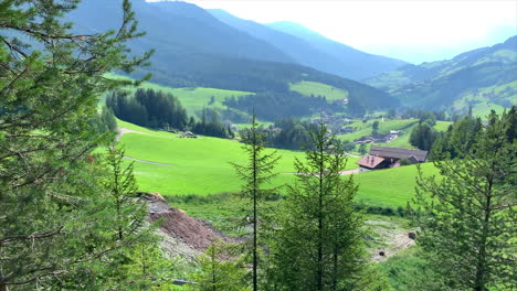 Hermosa-Vista-A-Las-Montañas-En-Tirol-Del-Sur,-Italia