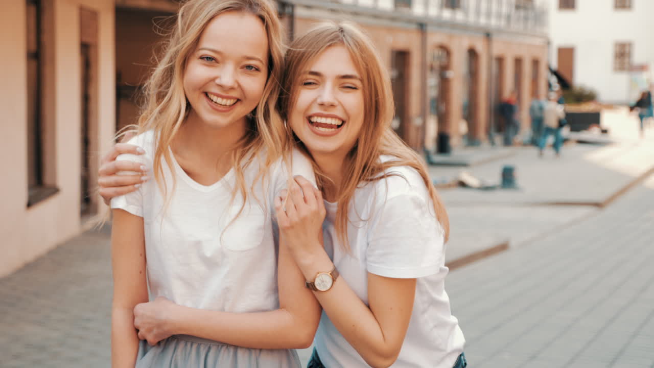 amigos felices en la ciudad