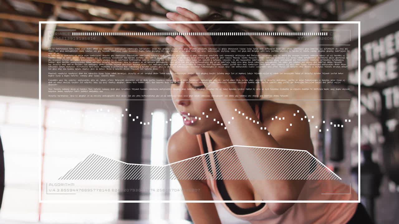 체육관에서 운동하는 두 인종의 여성에 대한 디지털 데이터 처리의 애니메이션