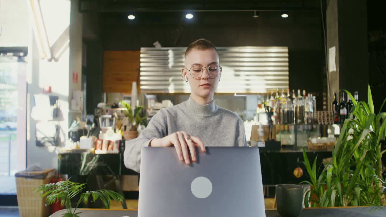 Женщина работает в кафе.