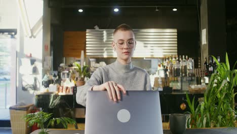 woman working in a cafe