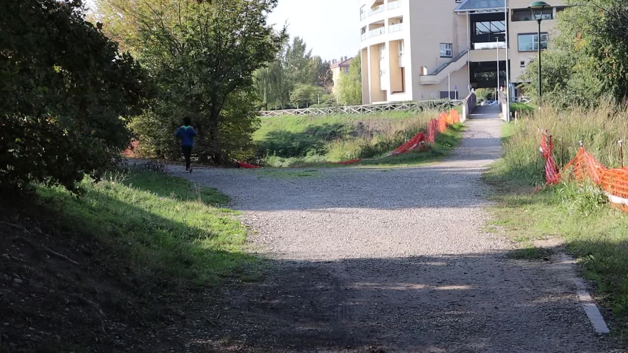 молодая женщина бежит и совершает пробежку на свежем воздухе в городском парке