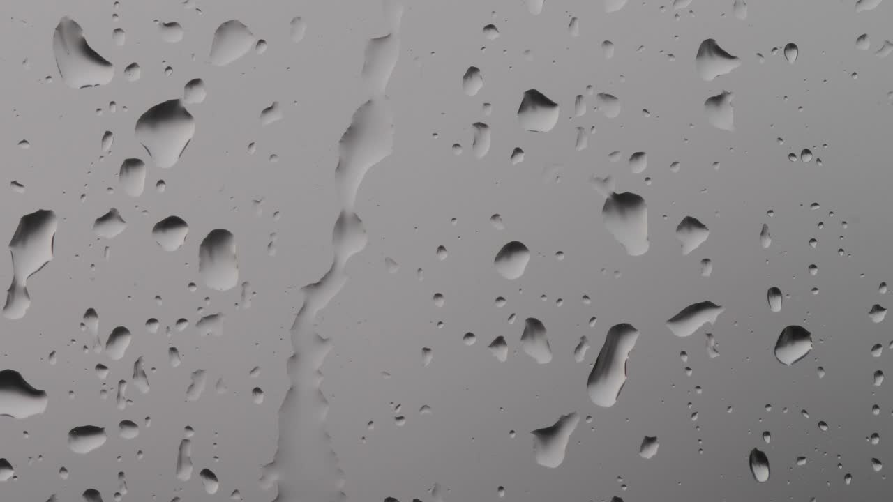 gotas de lluvia en el vidrio de las ventanas