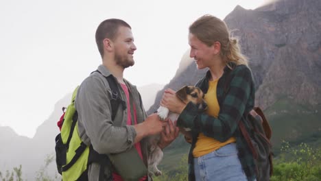 pareja caucásica con su perro en la naturaleza