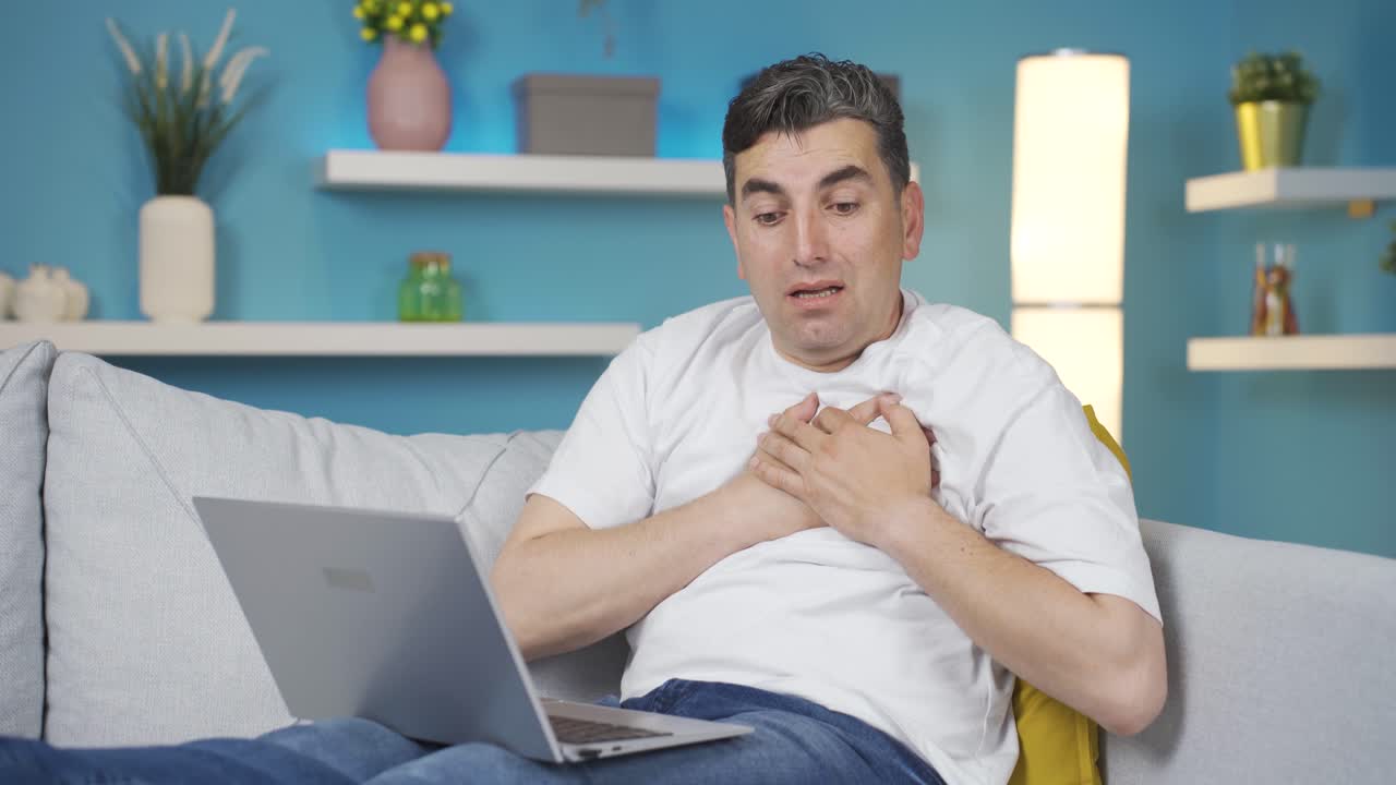 un paciente cardíaco tiene un ataque cardíaco.