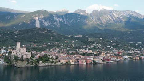 Castillo-De-Malcesine-En-La-Costa-Del-Lago-De-Garda-Y-Un-Pequeño-Pueblo-En-Verona,-Veneto,-Italia