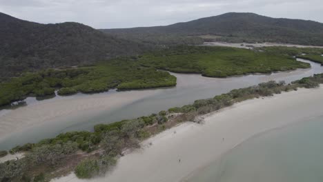 Leeke-Creek-Park-Und-Sandstrand-Mit-üppigen-Bäumen-Auf-Der-Großen-Insel-Keppel