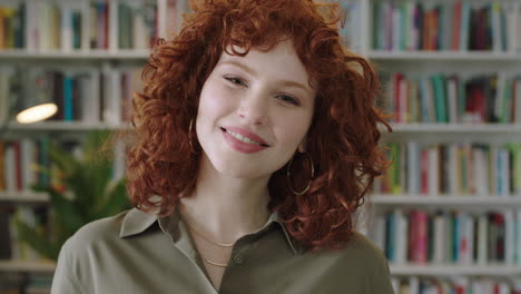 Retrato-De-Una-Encantadora-Joven-Bibliotecaria-Parada-En-La-Biblioteca-Atractiva-Estudiante-Sonriendo-De-Cerca