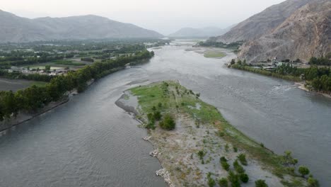 grün entlang des flusses kabul