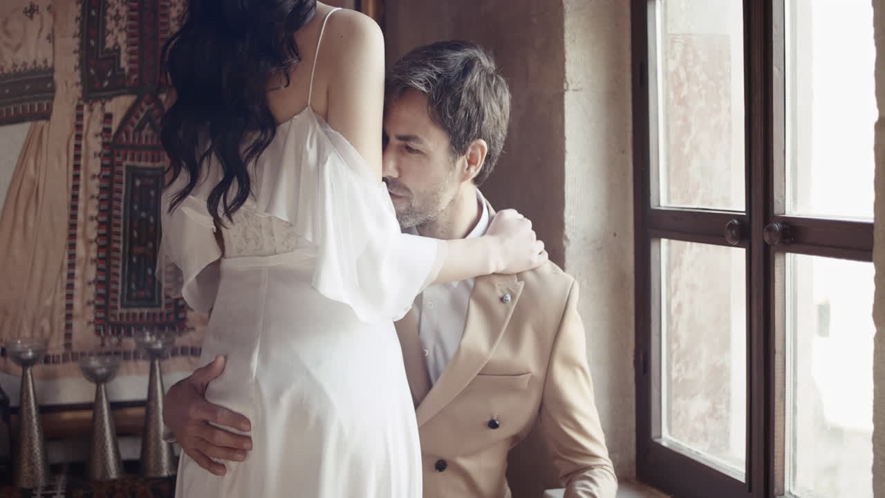 창문 에서 친밀한 순간을 보내는 부부