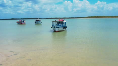 Traditionelle-Boote-Für-Touristen-Legten-Am-Türkisfarbenen-Meer-Am-Tropischen-Strand-Von-Natal,-Brasilien-An