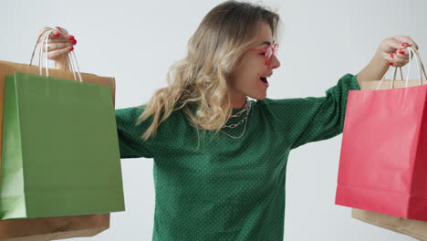mujer feliz con bolsas de compras