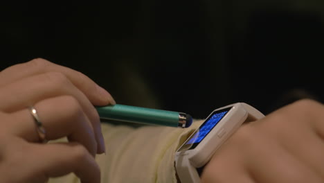 mujer marcando un número de teléfono en un reloj inteligente